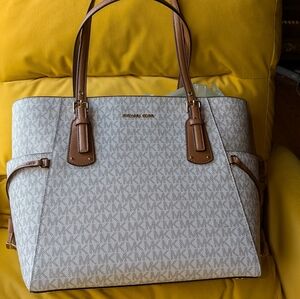 Michael Kors Signature Voyager Tote Bag Vanilla with dust bag